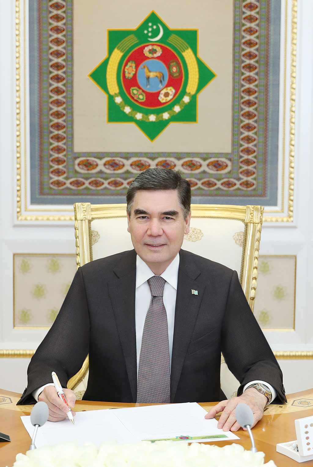 Президент Туркменистана: мы придаём особое значение развитию национального искусства ковроткачества