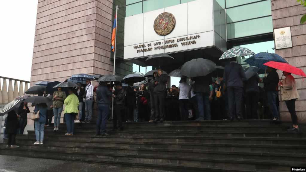 Сторонники Пашиняна заблокировали здания судов в Ереване