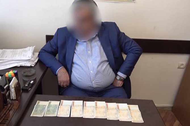 Высокопоставленный чиновник пойман с поличным в Армении в момент получения взятки