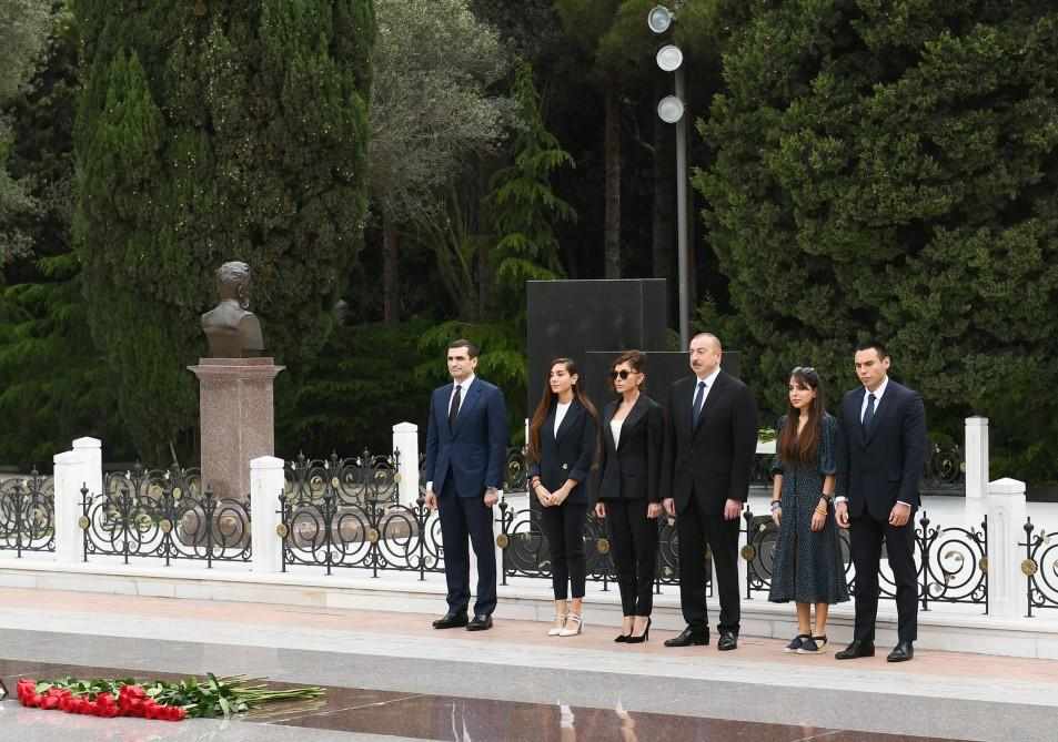 Президент Азербайджана Ильхам Алиев, первая леди Мехрибан Алиева и члены семьи почтили память всемирно известного государственного деятеля Гейдара Алиева.