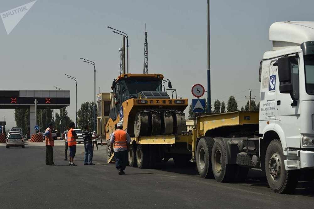 По сообщениям, граждане Кыргызстана препятствуют восстановлению дороги Исфара-Ворух