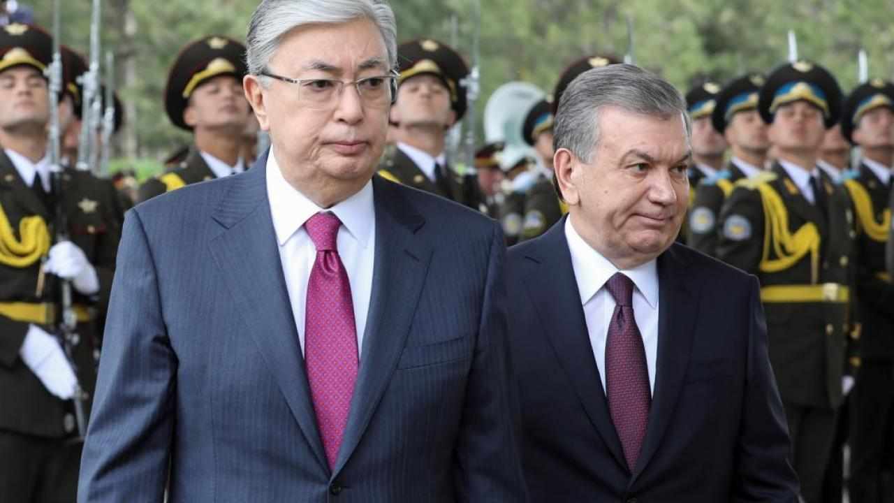 Президенты Узбекистана и Казахстана разговаривают по телефону