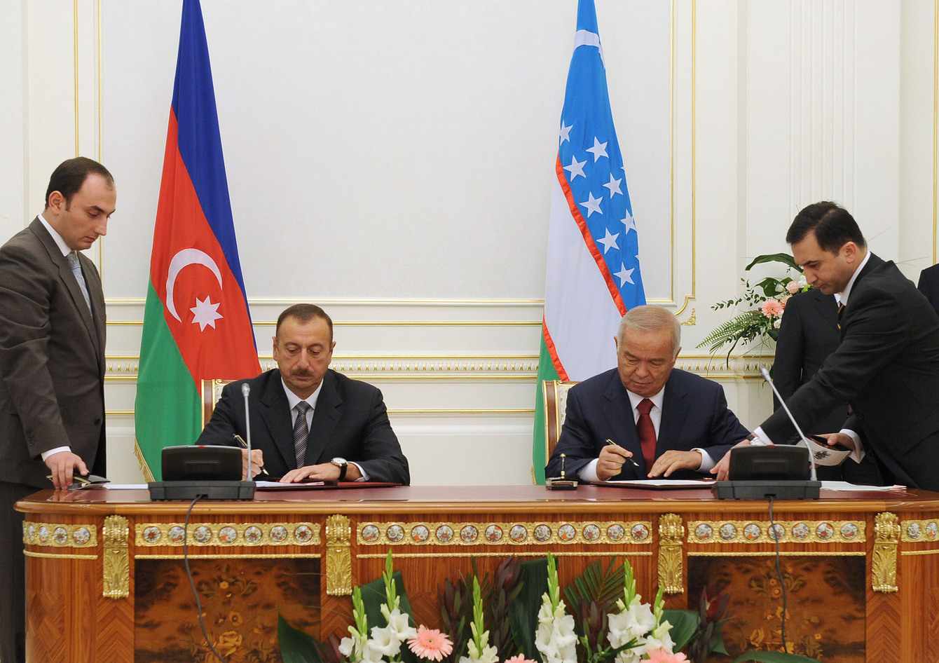 Азербайджан и Узбекистан обсуждают двусторонние отношения