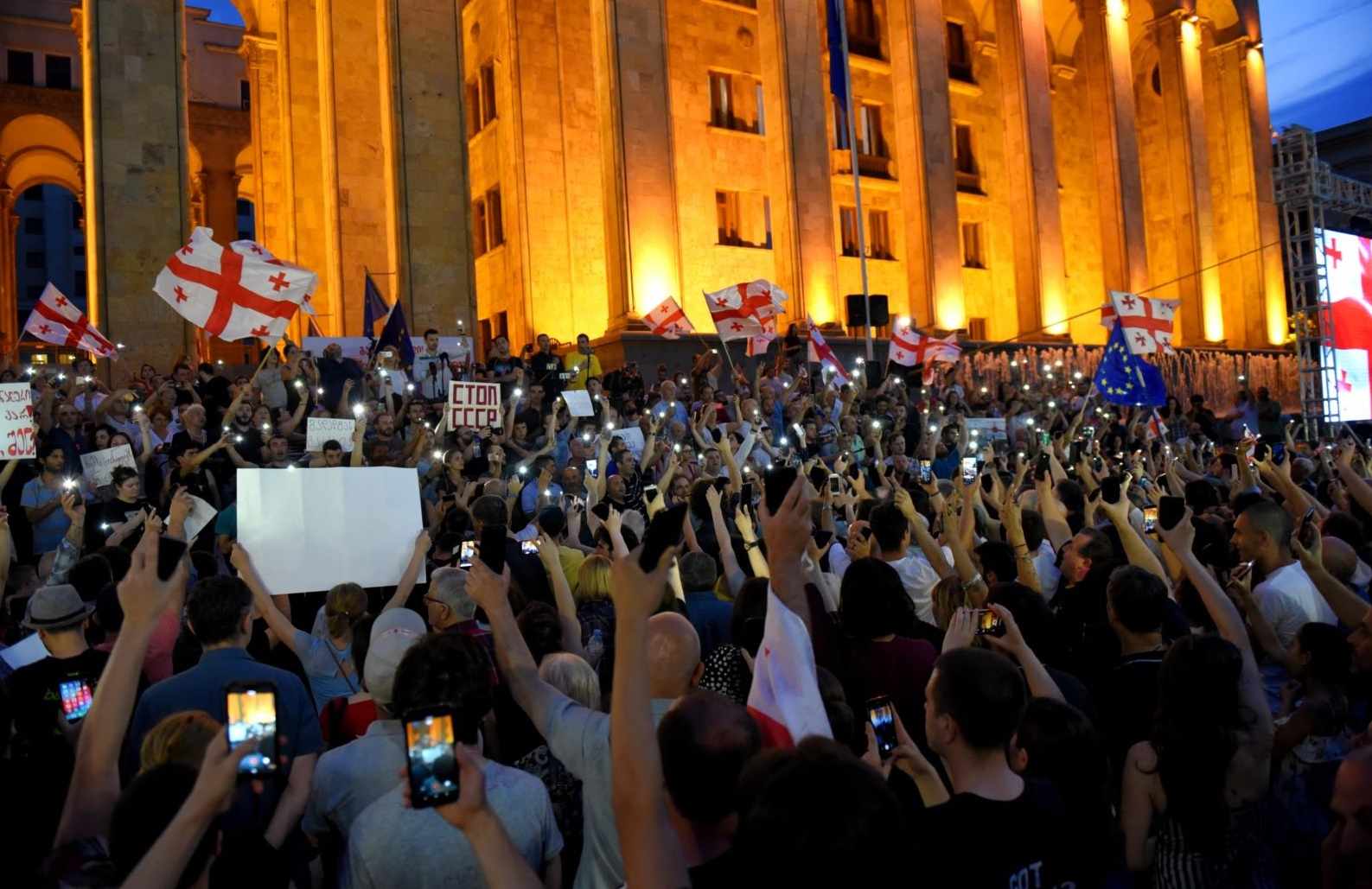 Протест возобновился перед зданием парламента (Тбилиси, Грузия)