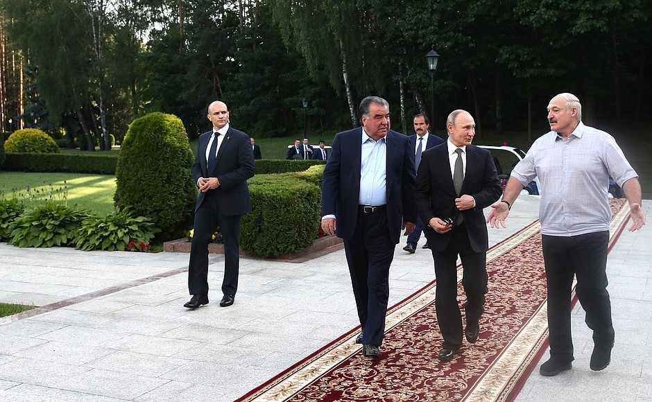 Трехсторонняя встреча глав Таджикистана, Беларуси и России проходит в Минске
