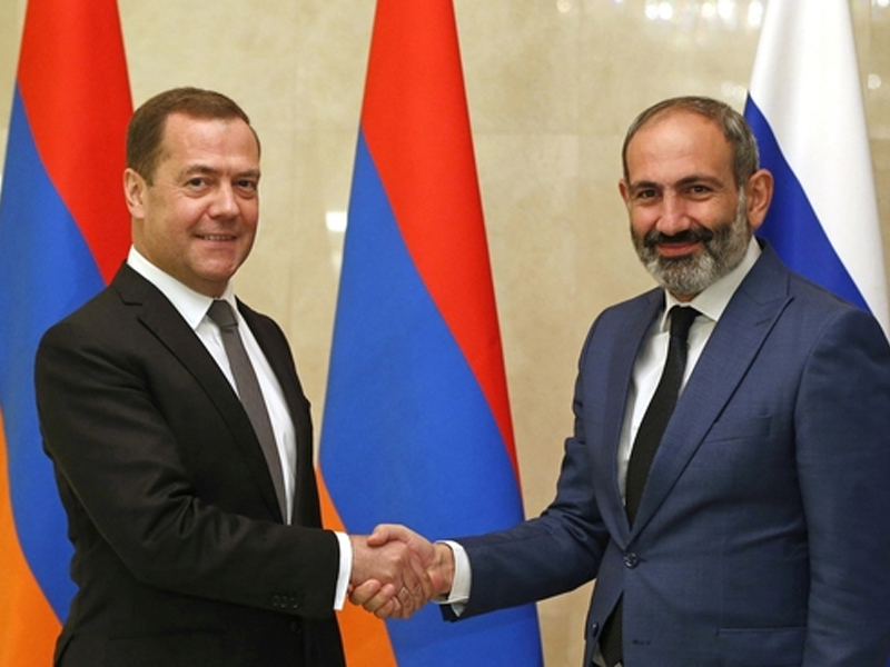 Премьер-министр Армении обратился к Медведеву
