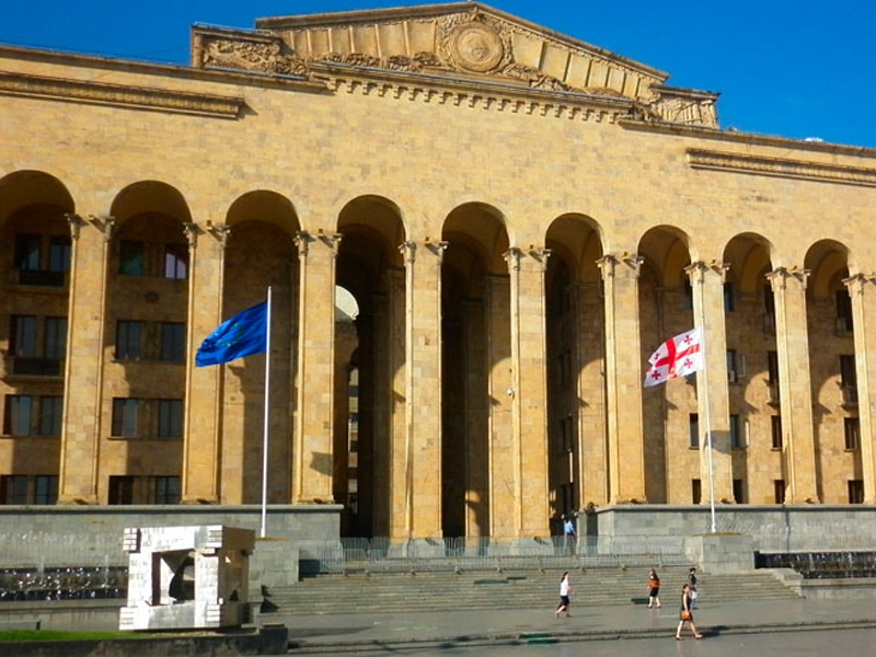 Объединенная оппозиция проводит акцию протеста перед парламентом