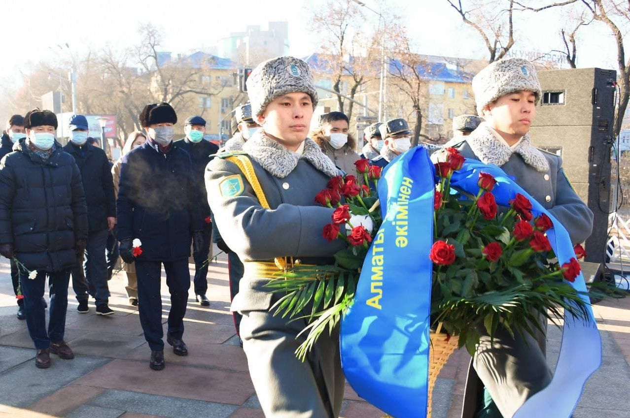 В Алматы возле площади Республики почтили память жертв декабрьских событий 1986 года