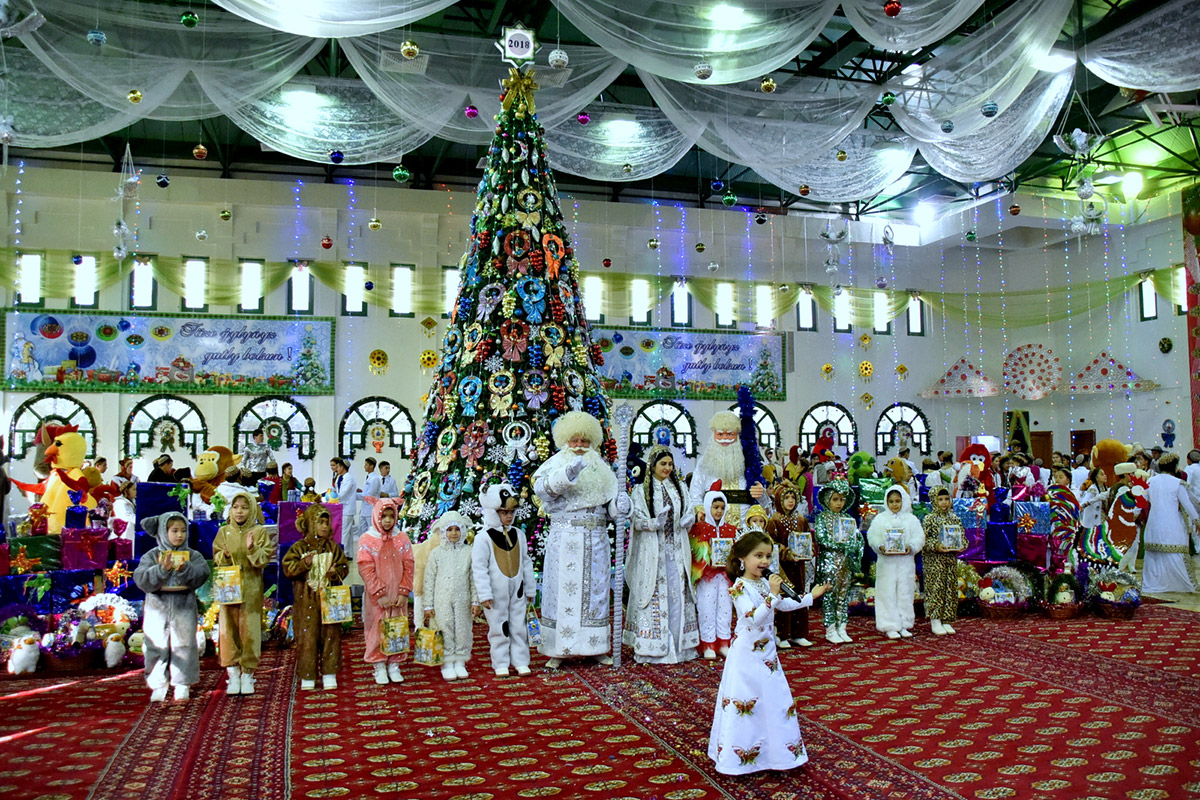 Президент Туркменистана поздравил детей с наступающим Новым годом