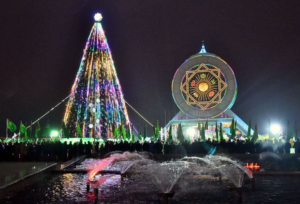 Прошло открытие главной елки страны вместе с Дедом Морозом и Снегурочкой в большом сказочном городке