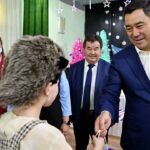 Жапаров подарил 1 миллион сомов школе-интернату в Чуйской области
