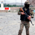 Погранслужба КР: На границе Кыргызстана и Таджикистана ведется перестрелка, таджикская сторона использует минометы и гранаты