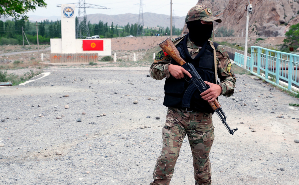 Погранслужба КР: На границе Кыргызстана и Таджикистана ведется перестрелка, таджикская сторона использует минометы и гранаты