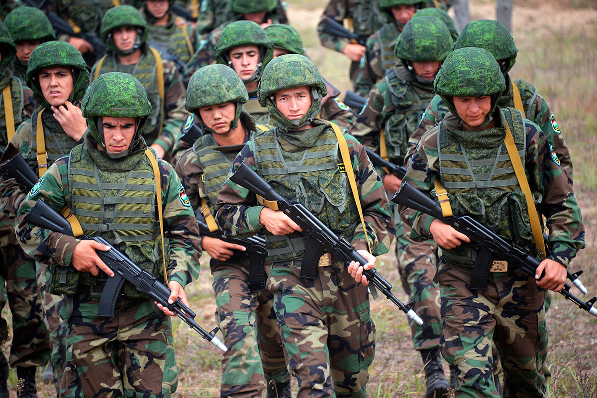 Армии Таджикистана исполнилось 29 лет. Власти говорят, что прогресс замедляется, в то время как другие борются