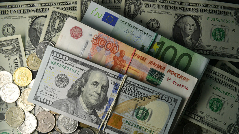 Кыргызстан начал определять курс сома и рубля к доллару