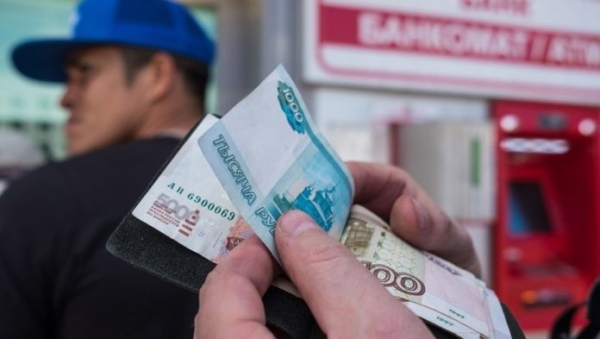 «Меньше работы, меньше курс рубля». Последствия конфликта России с Украиной для мигрантов