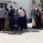 Как только закончились президентские выборы, туркменские покупатели столкнулись с очередным ростом цен. Куры и хлеб, появившиеся перед выборами, исчезли из продажи, перед банкоматами образовались большие очереди. Корреспонденты РСЕ/РС сообщают о ситуации в Ашхабаде и на востоке страны в Лебапском велаяте.