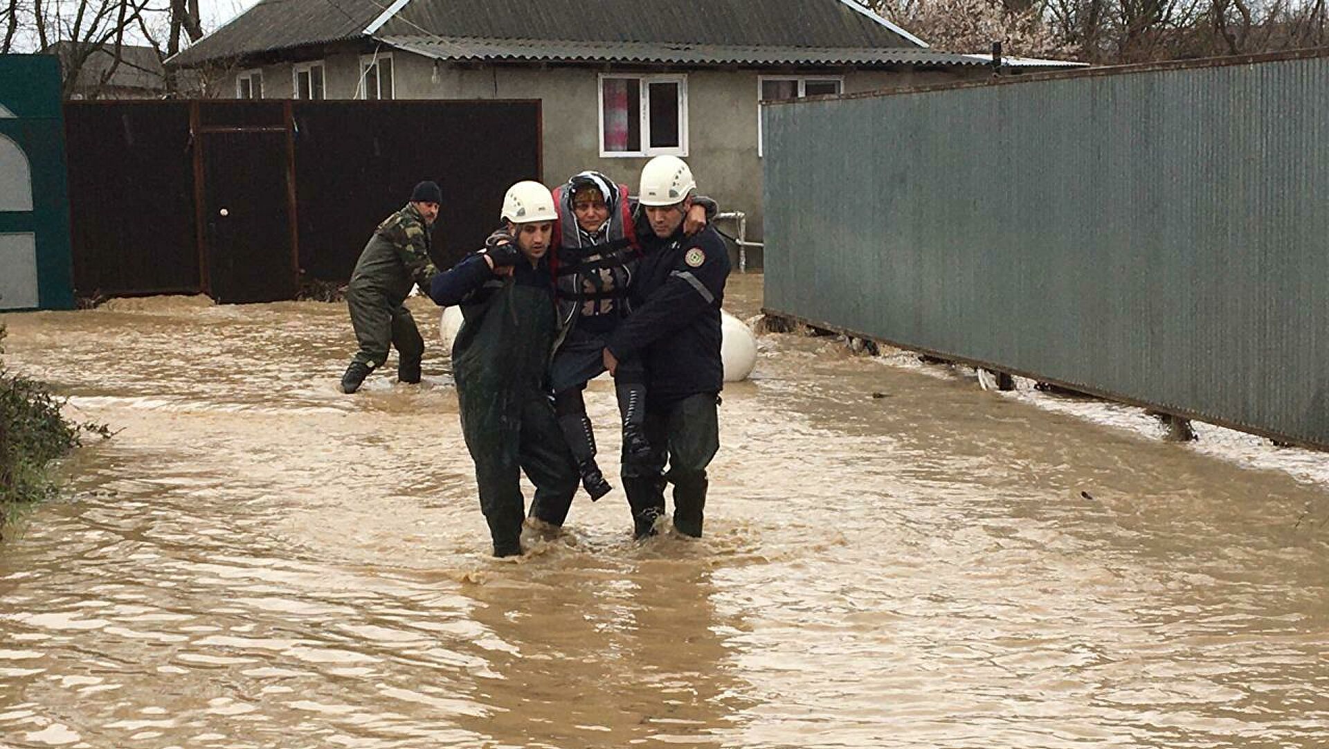 В результате проливных дождей в Джалилабаде в последние дни паводковые воды с гор создали серьезную опасность в регионе.