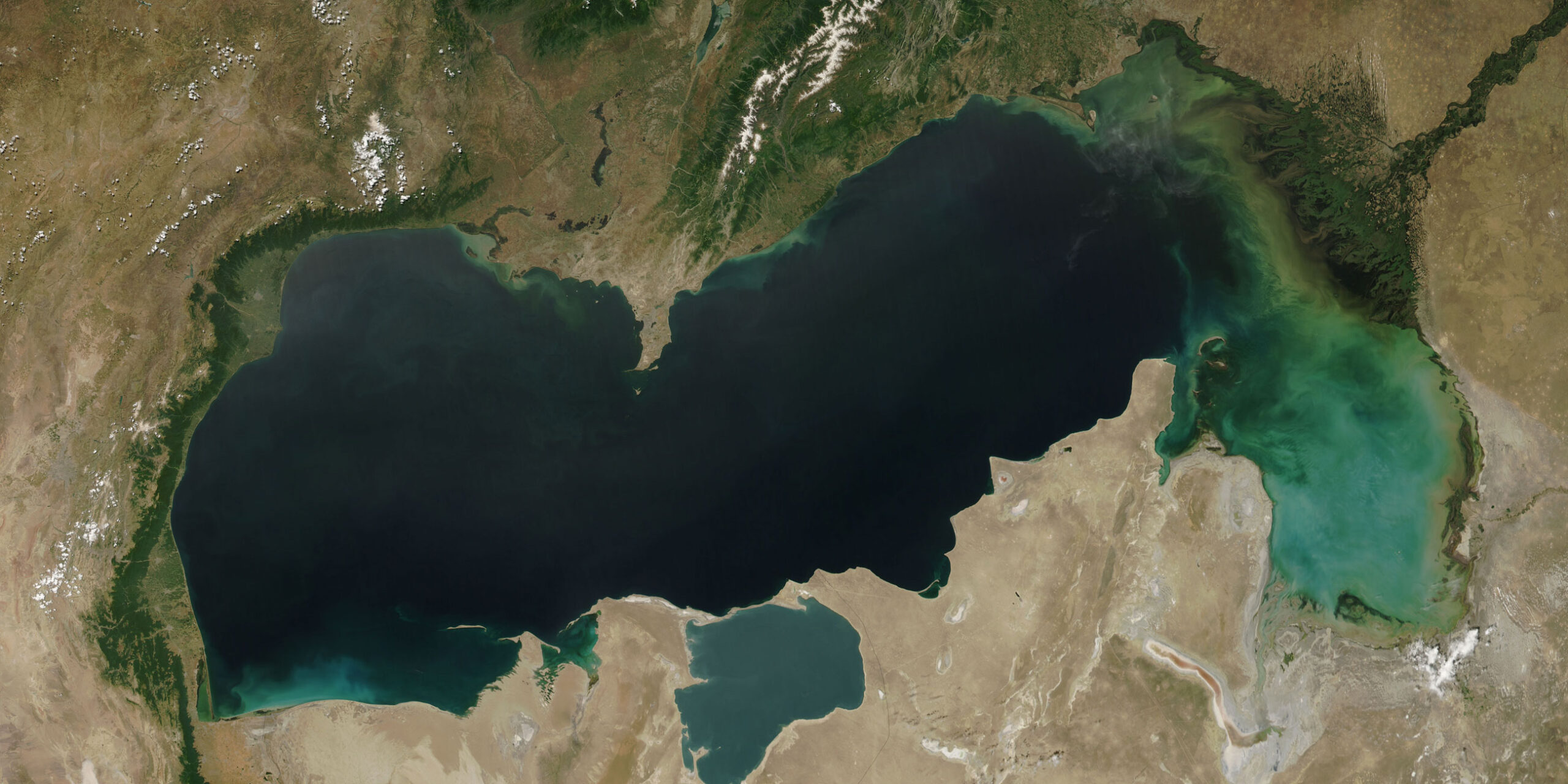 Вода Каспийского моря смешалась с Землей, вызвав экологические проблемы