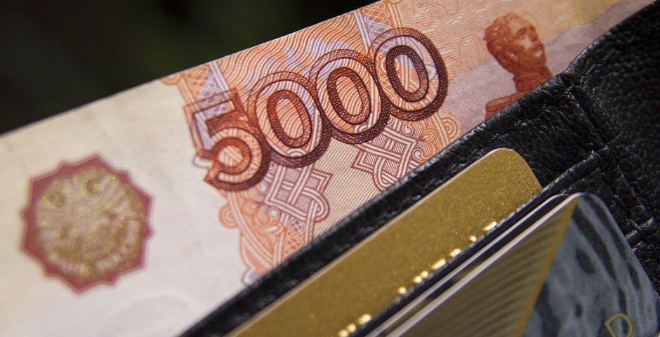 Рубль упал до рекордно низкого уровня после западных санкций. В Таджикистане так же