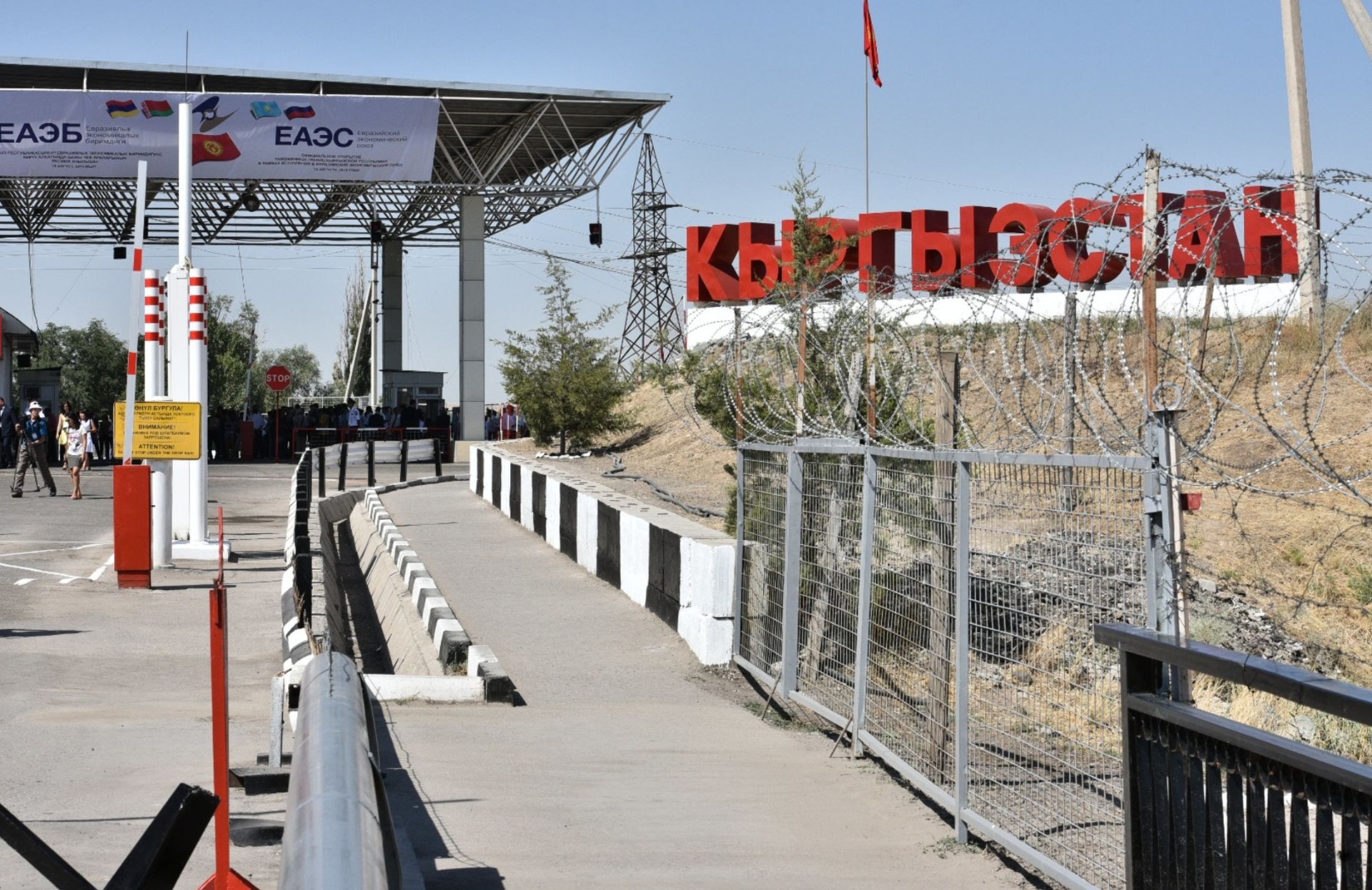 Таджикские и кыргызские пограничники говорят, что на границе не должно быть боев
