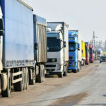 Более 400 водителей, стоявших в очереди на кыргызско-казахстанской границе, были обеспечены горячим питанием