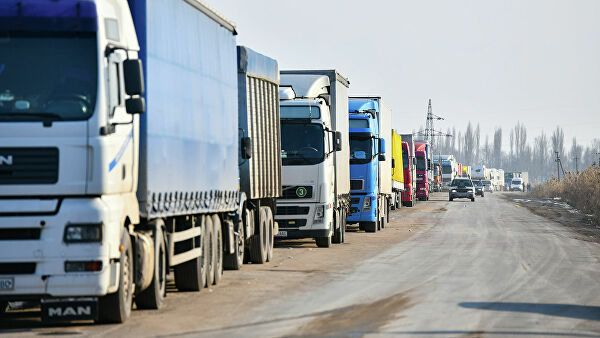 Более 400 водителей, стоявших в очереди на кыргызско-казахстанской границе, были обеспечены горячим питанием