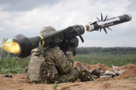 Зеленский заявил, что оружие в Украину доставляется «по его просьбе»