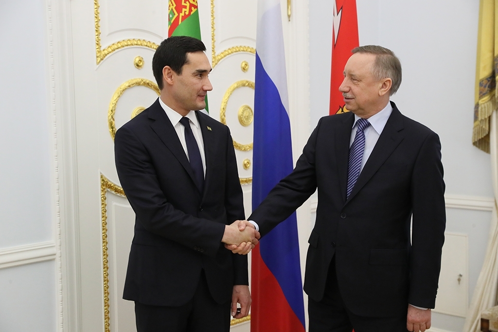 Президент Туркменистана обсудил с российскими официальными лицами вопросы сотрудничества в Каспийском море и судостроении