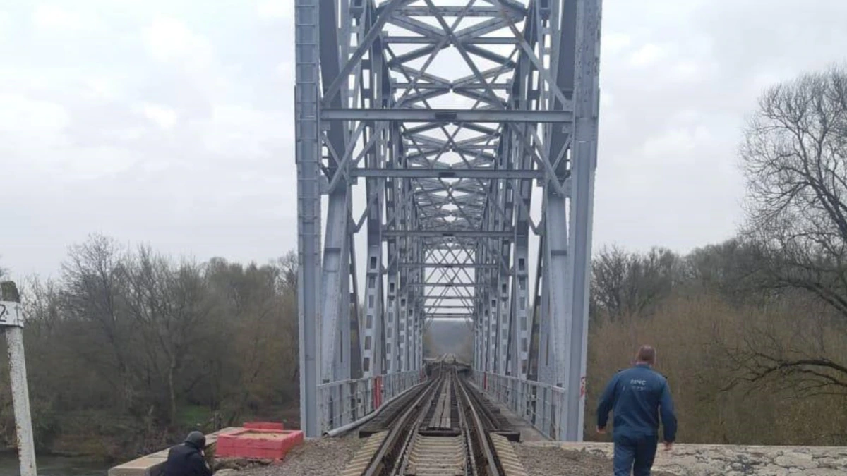 На границе России с Украиной обрушился железнодорожный мост