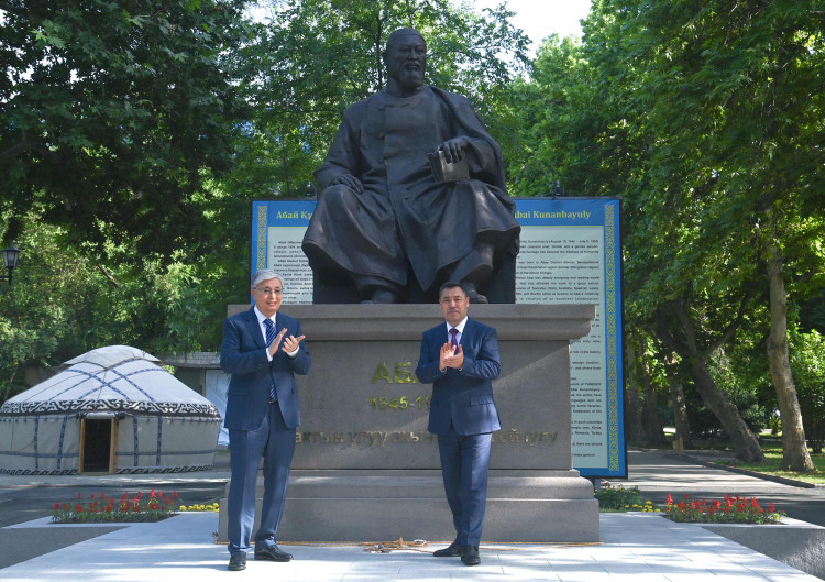 Президент Нурсултан Назарбаев принял участие в церемонии открытия памятника Абаю в Бишкеке