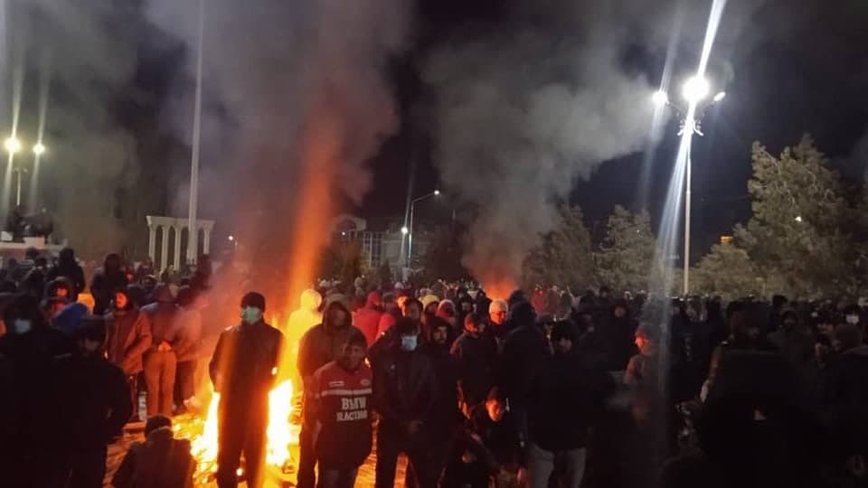 Трое ранены во время акции протеста в Хороге. Власти ничего не говорят. Махмадбокиров: «Требования остаются без изменений»