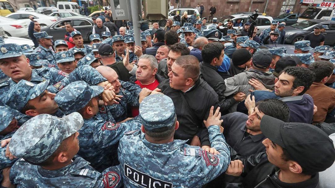 В Армении вместе с полицией и сотней задержаны демонстранты