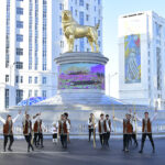 Золотой памятник в Ашхабаде и Национальній день Туркменского алабая