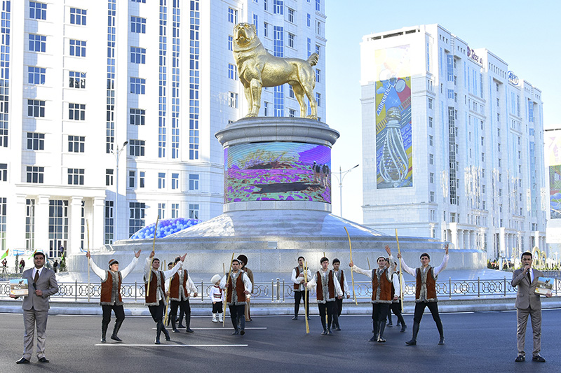 Золотой памятник в Ашхабаде и Национальній день Туркменского алабая