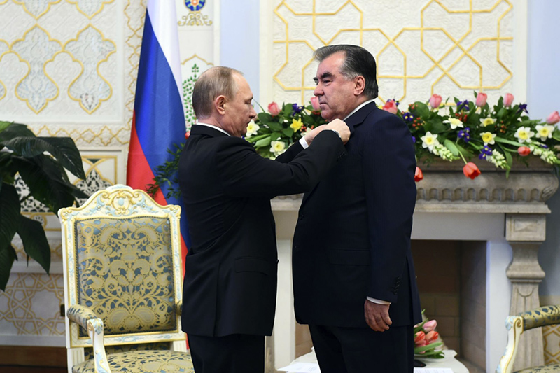 emomali rahmon uehal v peterburg na sammit sng v den rozhdeniya putina