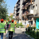 razrushennyj obstrelami mariupol vosstanavlivayut tadzhiki migranty