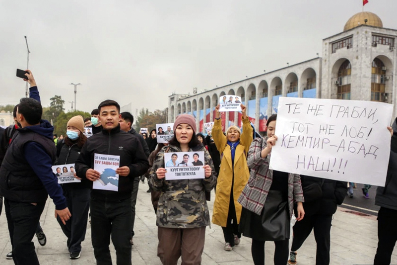 В Кыргызстане проходят массовые обыски и задержания активистов, обвиняемых в организации государственного переворота