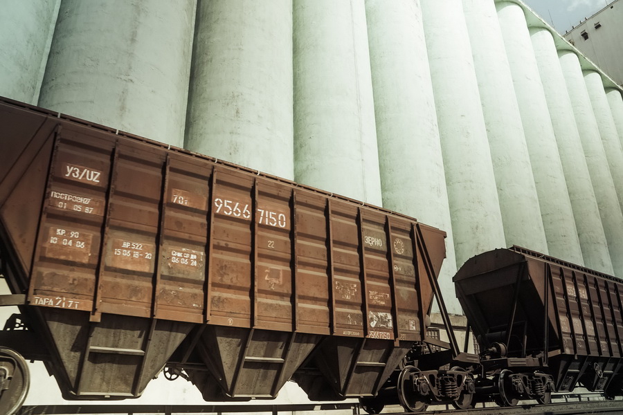 Хоппер-вагон для перевозки зерна у элеватора (зернохранилища)