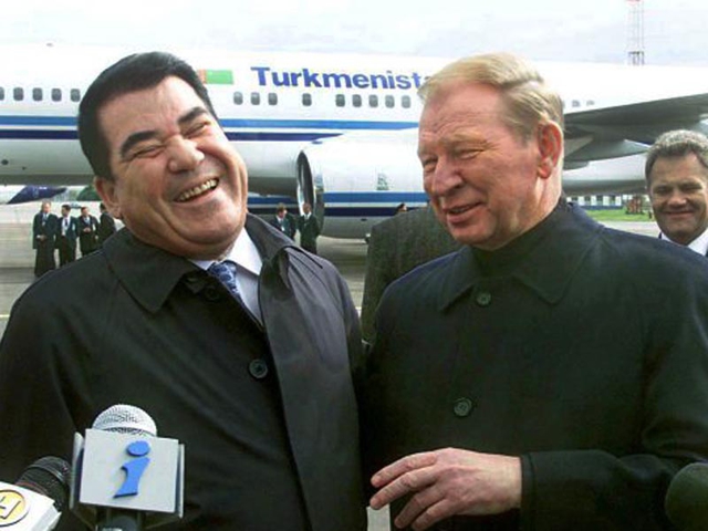 Леонид Кучма лично встречает Сапармурата Ниязова в аэропорту во время визита в Украину 13 мая 2001