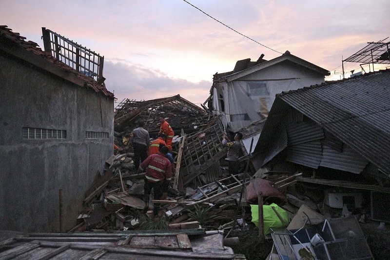 Последнее официальное число погибших во время землетрясения в Индонезии выросло до 318 человек
