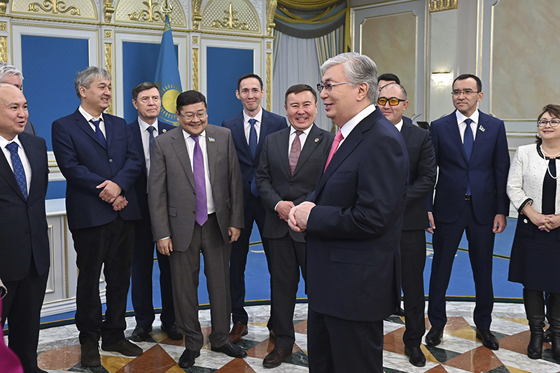 Президент Казахстана публично подписал 6 новых законов
