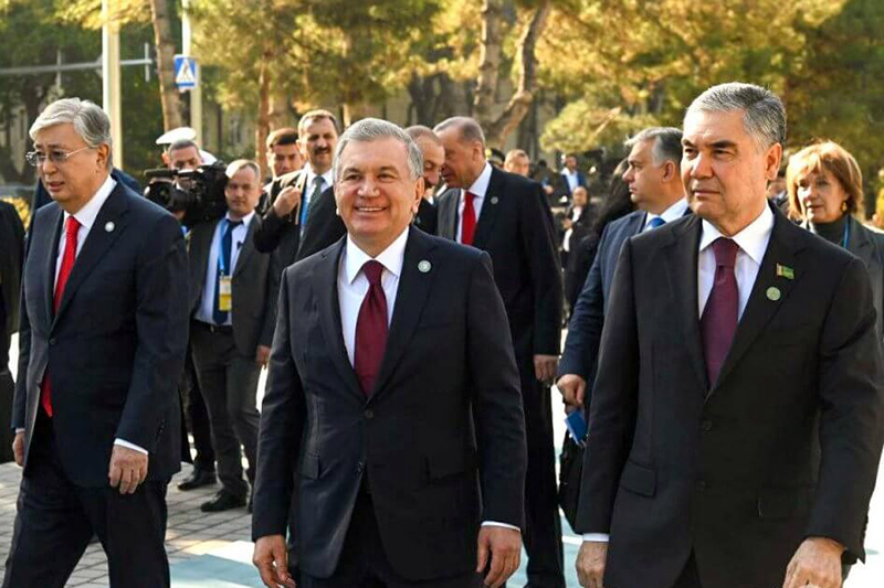 Президент Казахстана Касым-Жомарт Токаев, Президент Узбекистана Шавкат Мерзиёев и Председатель Парламента Туркменистана Гурбангулы Бердымухамедов на саммите ОТГ в Самарканде
