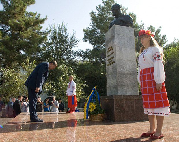 Виктор Янукович у памятника Тарасу Шевченко в Ашхабаде