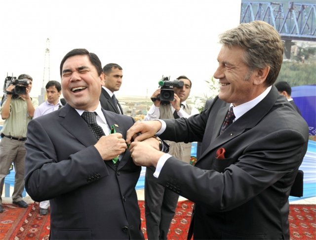 Виктор Ющенко и Гурбангулы Бердымухамедов в Ашхабаде
