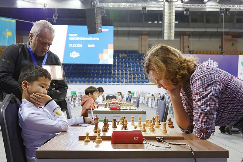 Восьмилетний шахматист из Казахстана победил управляющего директора FIDE