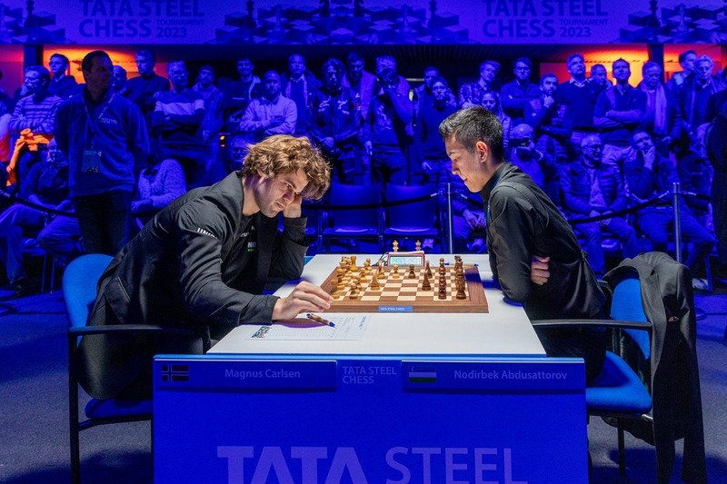 nodirbek abdusattorov pobedil karlsena na turnire tata steel chess