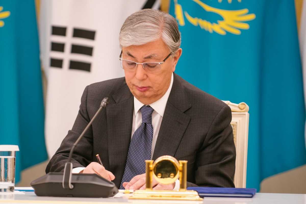prezident kasym tokaev podpisal ukaz ob uvolnenii gossluzhashhih chi rashody prevyshayut dohody