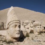 v turczii arheologi obnaruzhili kamennye golovy antichnyh bogov kotorym mozhet byt do 2 tys let