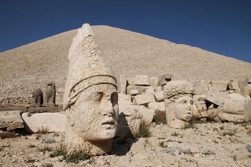 В Турции археологи обнаружили каменные головы античных богов, которым может быть до 2 тыс. лет